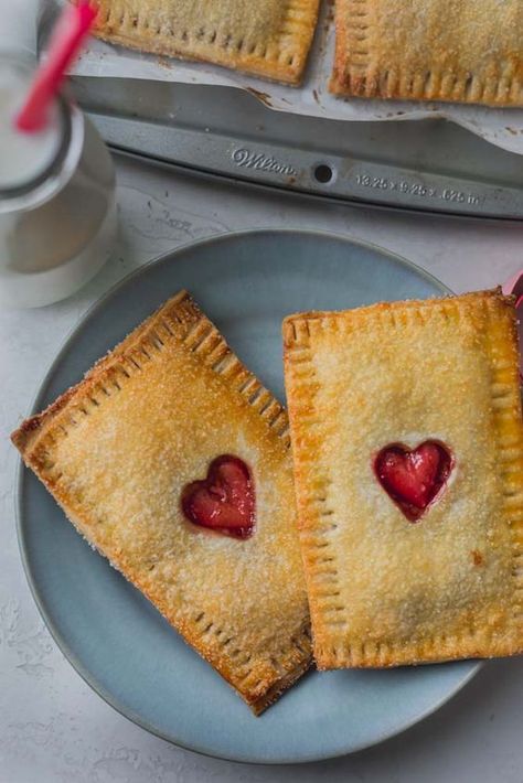 Homemade Pop Tarts Recipe, Pop Tarts Recipe, Recipes Strawberries, Filling Breakfast Recipes, Strawberry Snacks, Homemade Pop Tarts, Vegan Pastry, Poptart Recipe, Tarts Recipe