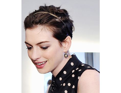 @Byrdie Beauty - Anne Hathaway’s Slender Band    Hathaway rocks a slender, subtle band with her short ‘do—simple and chic. Pixie Hair Accessories, Anne Hathaway Short Hair, Wear A Headband, Headbands For Short Hair, Naturally Curly Bob, Penteado Cabelo Curto, Short Haircut, Headband Styles, Short Hair Styles Pixie