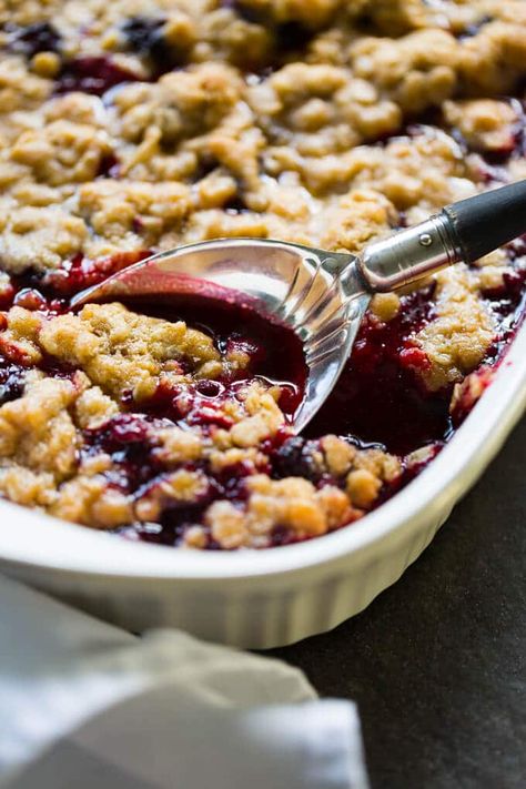 Gluten Free Blueberry Crisp, Peach Blueberry Crisp, Berry Crisp Recipe, Blueberry Crisp Recipe, Blackberry Crisp, Easy Blueberry Cobbler, Blackberry Crumble, Berry Crisp, Blueberry Crisp