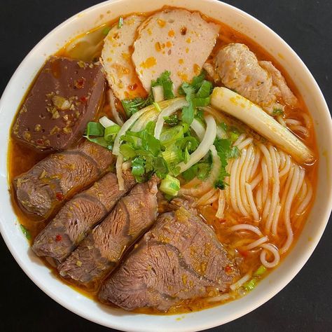 Spicy Beef Noodle Soup, Beef Noodle Soup, Vietnam Food, Asian Soup, Spicy Beef, Food Babe, Yummy Comfort Food, Food Goals, Noodle Soup