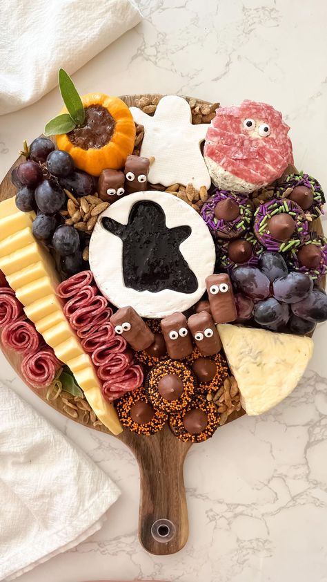 Halloween Cheeseboard, Oreo Witch Hats, Spooky Board, Spooky Snacks, Halloween Eve, Easy Halloween Food, Last Halloween, Spooky Fall, Charcuterie Inspiration