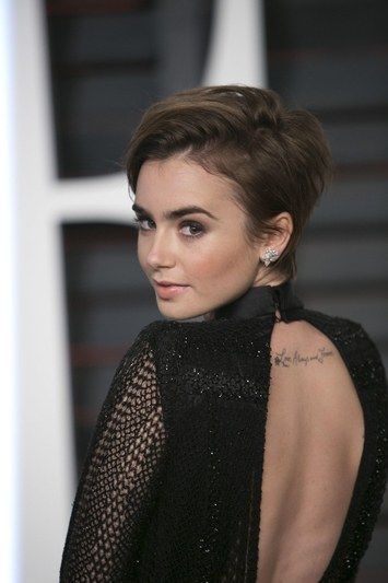 Lily Collins new short haircut...she's so beautiful! She can be bald and still pull it off Lily Collins Pixie, Lily Collins Bob, Lily Collins Short Hair, Lily Collins Hair, Haircut Images, New Short Haircuts, Bangs With Medium Hair, Undercut Pixie, Pixie Hair