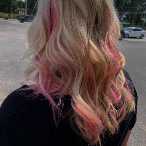 Light Pink Highlights In Blonde Hair, Pink Hair Streaks, Pink Hair Highlights, Blonde Hair With Pink Highlights, Pink Blonde Hair, Dyed Blonde Hair, Hair Streaks, Hair Inspiration Short, Barbie Hair