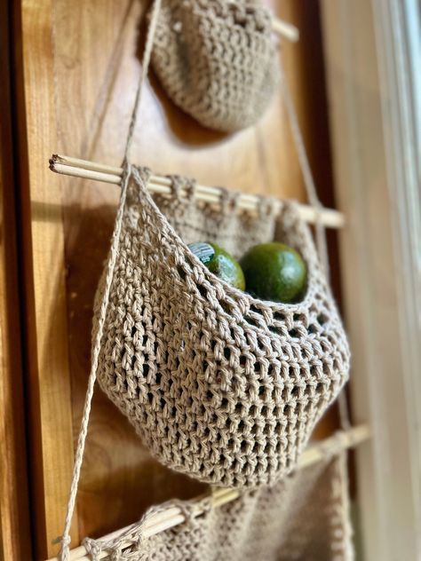 Crochet Basket Hanging, Crochet Vegetable Bag, Crochet Fruit Basket, Basket Design Ideas, Hanging Vegetable Basket, Useful Crochet, Crochet Basket Tutorial, Produce Baskets, Super Easy Crochet