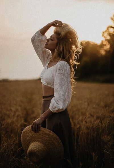 Hippie Photoshoot, Sunset Photoshoot Ideas, Fall Photoshoot Ideas, Portret Feminin, Female Portrait Poses, Boho Photoshoot, Outdoor Portrait Photography, Fall Portraits, Shotting Photo