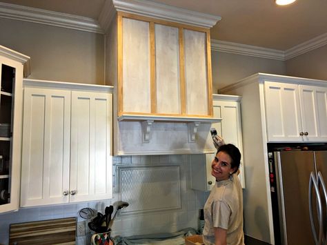 This Has Got to Be the Most Clever Kitchen Hood Transformation Diy Oven, Stove Decor, Oven Fan, Kitchen Fan, Diy Mantel, Mobile Home Makeover, Kitchen Vent, Stove Fan, Custom Range Hood