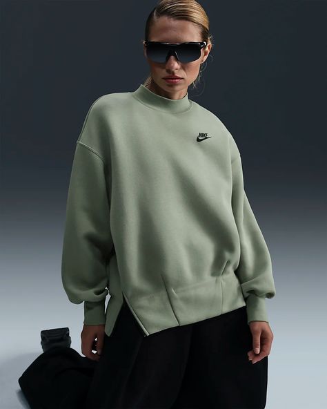 Nike Sportswear Tech Fleece Women's Oversized Crew-Neck Sweatshirt. Nike.com