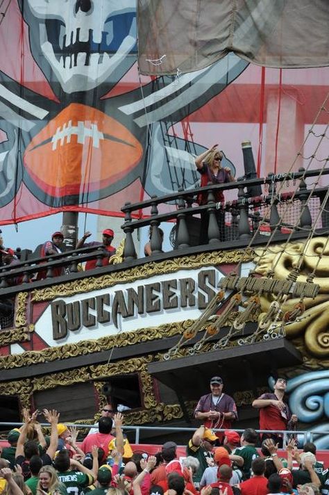 The Tampa Bay Buccaneers Pirate Ship at Raymond James Stadium. Tampa Bay Buccaneers Creamsicle, Buccaneers Show, Paper Football, Buccaneers Cheerleaders, Tampa Bay Buccaneers Football, Tampa Buccaneers, Raymond James Stadium, Buccaneers Football, Football Logos