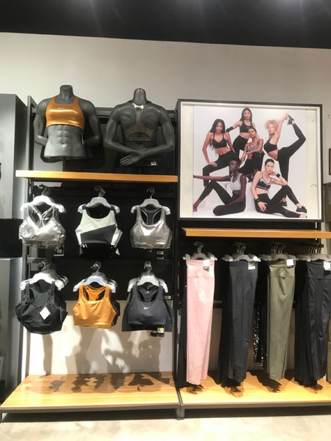 Leggings Display Ideas, Athletic Retail Store Design, Lululemon Store Display, Athletic Store Design, Sports Store Interior Design, Sport Store Design Shop Interiors, Clothing Booth Display, Boutique Gym, Shoe Store Design