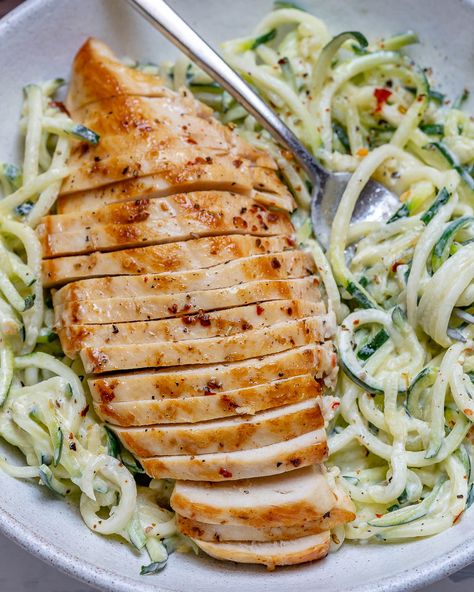 Easy Chicken Alfredo with Zoodles (Clean Eating & Anti-Inflammatory Recipe!) | Clean Food Crush Easy Chicken Alfredo, Clean Hacks, Zoodle Recipes, Clean Food Crush, Food Crush, Chicken Alfredo, Food Blogs, Idee Pasto Sano, Clean Recipes