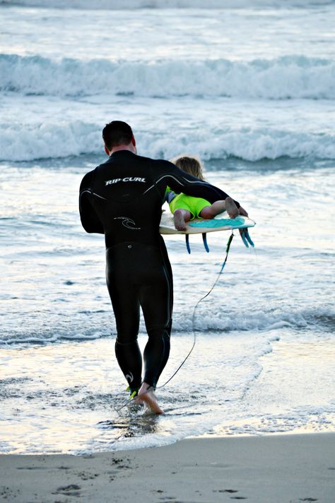 surfer dad and son Surfing Barrel, San Diego Surfing, Kids Surfing, Surfer Life, Baby Surf, Surfer Baby, Surfer Boys, Dad And Son, Wet Suit