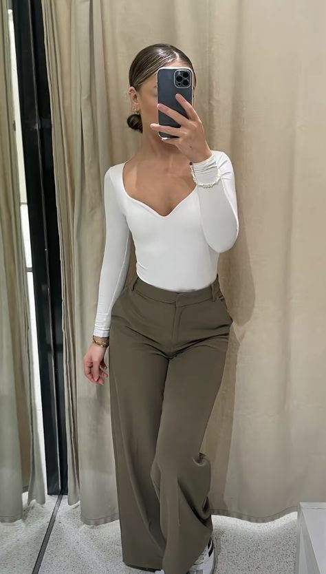 Work Outfits Business, Hostess Outfit Ideas Restaurant, Senior Interview Outfit, Classy Workout Outfits Women, Business Casual Hairstyle, Receptionist Outfit Front Desk Winter, Clean Elegant Outfits, Hair Dresser Outfits Fashion, Receptionist Outfits Women