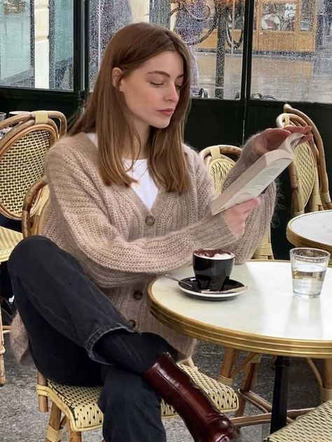 Coffee Date Outfits, Parisienne Style, Elegante Casual, Penteado Cabelo Curto, Causual Outfits, Date Outfits, 가을 패션, Actor Model, French Girl