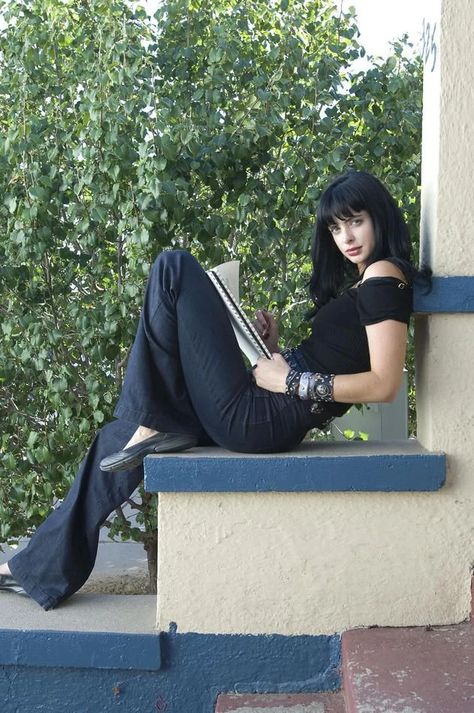 Jane Margolis, Krysten Ritter, Breaking Bad, Black Hair, A Woman, Reading, Hair, Black