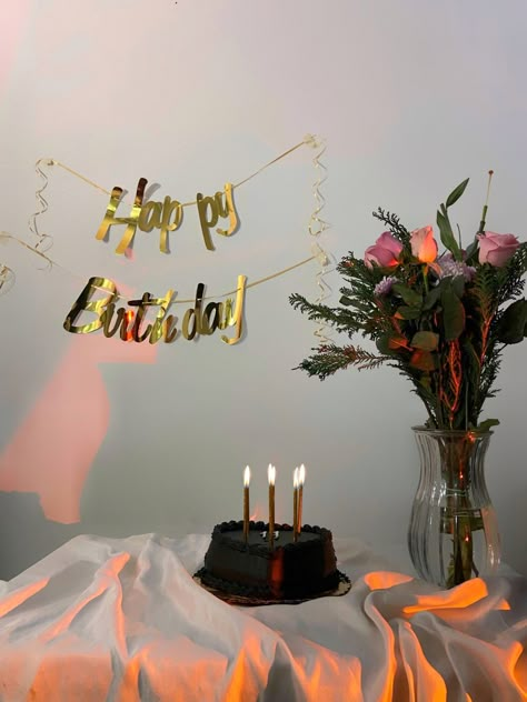 Birthday Decoration For Father, Simply Birthday Decorations, Minimal Bday Decor, Minimal Birthday Decor Party Ideas, Minimal Birthday Decor For Men, Simple Birthday Table Set Up, Simple Birthday Decorations For Men, Aesthetic Birthday Decoration Ideas, Minimal Birthday Decor