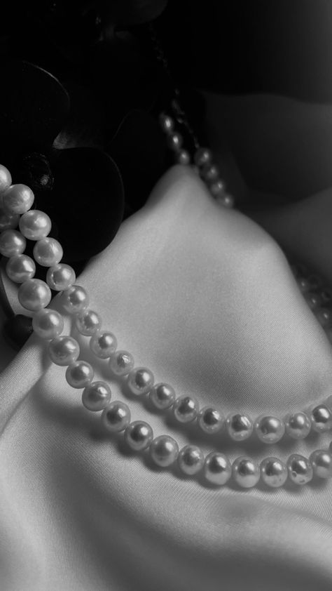 Pearls Dark Aesthetic, Black Pearl Aesthetic, Belts Aesthetic, Pearls Aesthetic, Pearl Aesthetic, Evelyn Hugo, Money Aesthetic, Black And White Aesthetic, Old Money Aesthetic