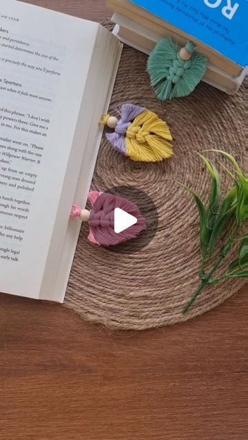 Macrame Bookmark Diy, Macrame Bookmarks, Macrame Bookmark, Diy Bookmark, Macrame Feathers, Friday Motivation, Macrame Knots, Books Reading, Macrame Diy