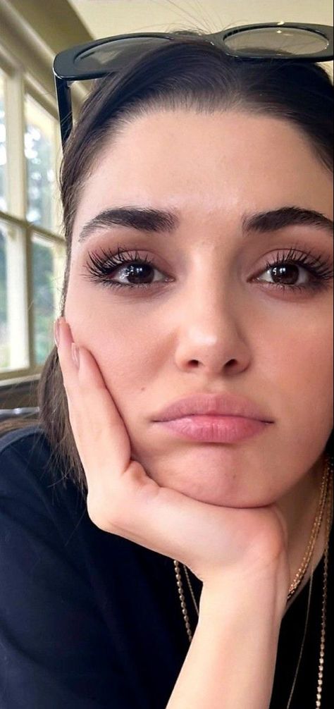 Check more at https://handeercel.tk/hande-ercel-beautiful-turkish-actress-5025/ Hande Erçel Hair, Hande Erçel Makeup, Hande Ercel Style, Turkish Women Beautiful, Turkish Beauty, Hande Ercel, Without Makeup, High Five, Glam Makeup