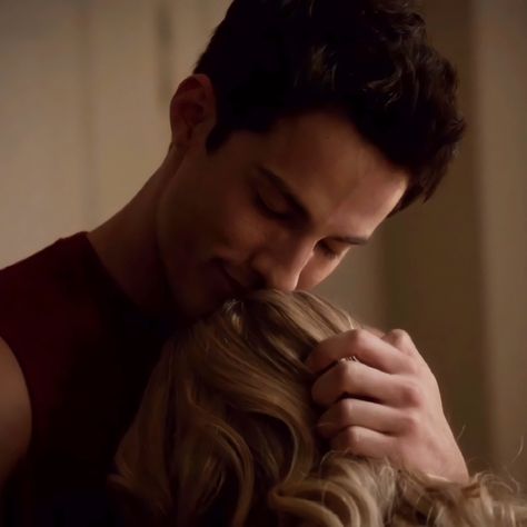 Tyler Lockwood Icon, Tvd Caroline Aesthetic, Tvd Caroline, Vampire Diaries Tyler Lockwood, Tyler Vampire Diaries, Tyler And Caroline, Caroline Forbes Screencaps, Candice King, The Vampire Diaries