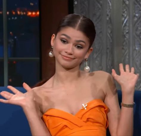 Funny Zendaya Pictures, Zendaya Reaction Pics, Celebrity Funny Pictures, Zendaya Funny Pics, Funny Zendaya, Zendaya Mood, Zendaya Funny, Zendaya Icons, Funny Celebrity Pics