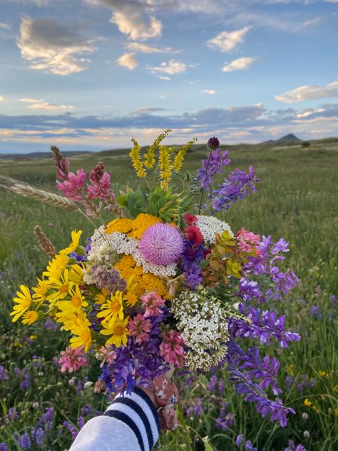 Spring Wildflower Bouquet, Flowers Aesthetic Bouquets, Wild Flower Bouquet Wedding, Wild Flowers Aesthetic, Wild Flowers Bouquet, Wild Flower Arrangements, Wildflowers Bouquet, Wild Flower Bouquet, Summer Wedding Bouquets