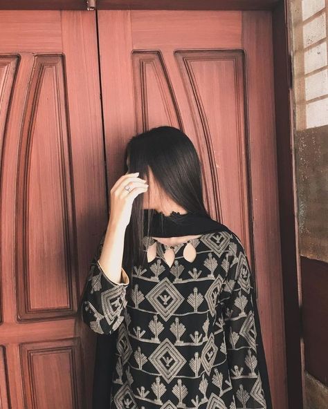 Eid Look, Beautiful Eyes Pics, Girls Unique, Desi Fashion Casual, Dress Design Patterns, Best Poses For Pictures, Simple Pakistani Dresses, Classy Photography, Designer Dresses Casual