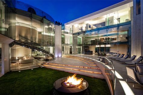 An architectural gem, La Jolla’s Razor House sells for $20.8 million - Los Angeles Times Razor House, Round Living Room, Glass Elevator, Mega Mansions, Modern Mansion, Alicia Keys, Expensive Houses, Zaha Hadid, Wall Street Journal