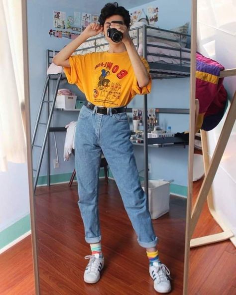 "La vi detenidamente, vi cada una de sus imperfecciones que la hacen … #fanfic # Fanfic # amreading # books # wattpad Artist Style Clothing, Cute Vintage Outfits, Moda Grunge, Vintage Outfits 90s, Outfit Essentials, Mom Jeans Outfit, 90s Fashion Grunge, Fashion 90s, Look Retro