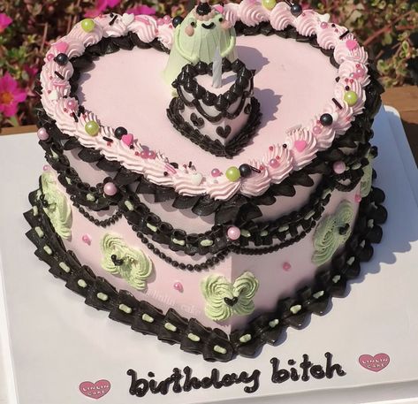 Black Pink Cake, Froggy Cake, Gothic Birthday Cakes, Goth Cakes, Nature Cake, Witch Cake, Purple Cakes Birthday, Halloween Birthday Cakes, Vintage Birthday Cakes