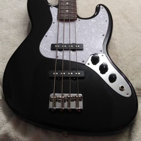 Fender Jazz Bass MIM White Pearl PickGuard... 2000 Blackproper knobs...the playing action on this Jazz Bass is super easy...plays just the way it s... Songwriting Prompts, Instruments Art, Black Bass, Fender Jazz Bass, Fender Jazz, Electric Guitar Design, Guitar Obsession, Cool Electric Guitars, Guitar Tutorial