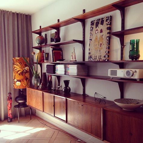 Poul Cadovius Cado Wall System in Rosewood Mcm Built In Bookcase, Mcm Built In Shelves, Midcentury Built In, Midcentury Shelves, 70s Home Office, Bookshelves Styling, Mid Century Modern Living Room Design, Bookshelves In Living Room, Bookshelf Design