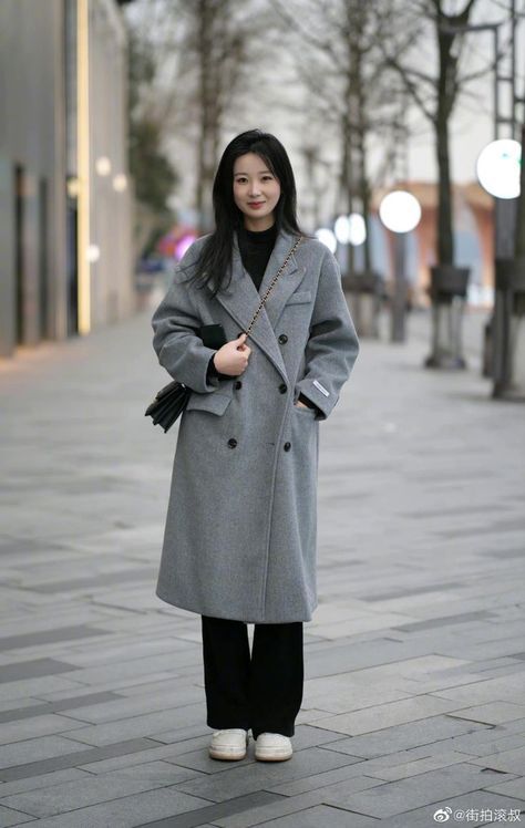 Layered Coats Winter Outfits, Winter Outfit Gray Coat, Korea Winter Outfit Korean Style, Korean Coat Outfits, Seoul Winter Outfit, Korean Casual Outfits Winter, Gray Coat Outfit Casual, Korea Autumn Fashion, Kdrama Outfits Women Casual