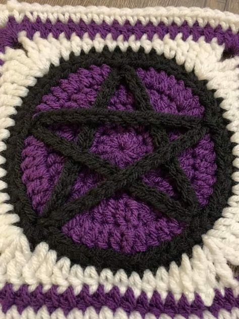 Dark Granny Square, Crochet Gothic Patterns, Crochet Pentagram, Ghost Concert, Witchy Crochet, Dark Crochet, Gothic Crochet, Goth Crochet, Spooky Crochet