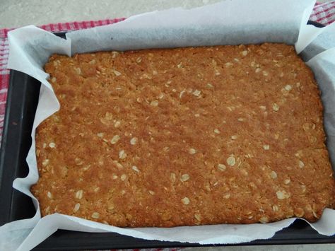 Anzac Slice Recipe | Be A Fun Mum Anzac Slice Recipe, Anzac Cake, Anzac Slice, Ginger Crunch, Choc Brownies, Anzac Cookies, Aussie Recipes, School Lunch Box Ideas, Recipes For Children