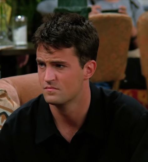 Chandler Bing Hair, Joey Chandler Ross, Rachel Monica Phoebe, Joey Chandler, Friends Cast, Friends Season, Chandler Bing, Man Crush Everyday, Matthew Perry