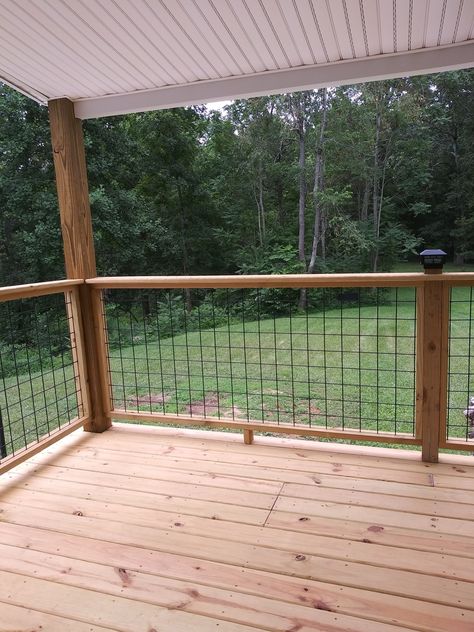 Fence Porch Railing, Porch With Hog Wire Railing, Wire Fence Porch Railing, Porch Railing With Wire, Chicken Wire Porch Railing, Wild Hog Deck Railing, Fence Deck Railing, Fence Around Deck Patio, Hogwire Porch Railing