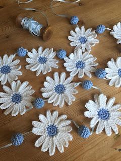 Just Pootling: Summer Daisy Garland Daisy Garland Crochet, Crochet Daisy Garland Pattern Free, Crochet Summer Garland Free Pattern, Flower Garland Crochet Free Pattern, Crochet Garlands Free Pattern, Summer Crochet Garland, Free Crochet Garland Patterns, Easy Crochet Garland, Crochet Flower Garland Pattern Free