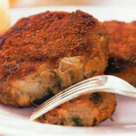 These crab cakes are flavored with the "holy trinity" of Cajun cooking: onion, green bell pepper, and celery. Serve them with a helping of coleslaw or a green salad. Deviled Crab, Crab Cakes Recipe, Crab Cake Recipes, Crab Cake Recipe, Cajun Creole Recipes, Breakfast And Brunch, Cajun Cooking, Corn Cakes, Louisiana Recipes