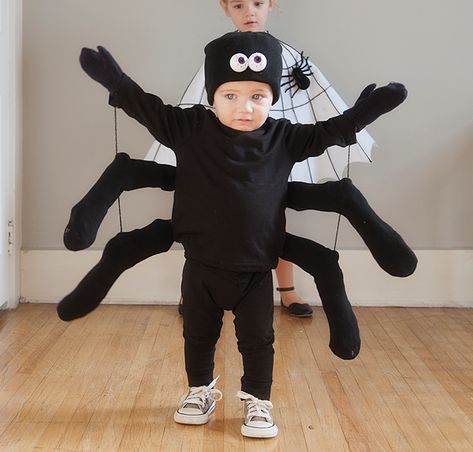 easy diy spider and spider web costumes | pretty plain janes Diy Spider Costume, Best Toddler Halloween Costumes, Spider Web Costume, Costumes Faciles, Halloween Costume Couple, Halloween Costumes Women Scary, Sew Halloween Costume, Spider Costume