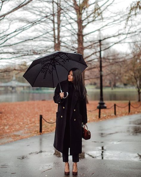 15 Outfits That Look Cute Even When It's Pouring Rain Rainy Day Date Outfit, Rainy Date Night Outfit, Rainy Day Church Outfit, Cold And Rainy Outfit, Rainy Day Work Outfit, Winter Rainy Day, Rainy Day Dates, Winter Rainy Day Outfit, College Outfits Winter