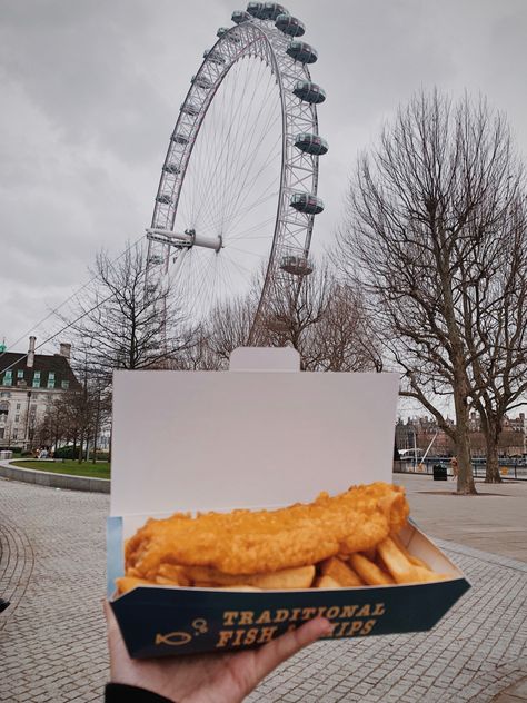 Fish and chips. London eye. London england. Europe. Food. Yum. Traditional. Famous. England Food Traditional, British Food Aethstetic, Fish And Chips Aesthetic, Fish And Chips London, United Kingdom Food, London England Aesthetic, Street Food London, London Street Food, England School