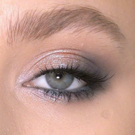 Vampire Makeup, Smokey Eyeliner, Makeup Nails Designs, Eye Makeup Pictures, Simple Eye Makeup, Makijaż Smokey Eye, Colorful Eye Makeup, Airbrush Makeup, Make Up Looks