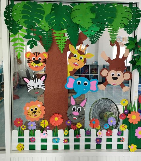 Stage Decorations For School, School Decorations Diy, Window Decor Diy, Preschool Jungle, Jungle Theme Decorations, Kindergarten Decorations, Jungle Decorations, School Board Decoration, Preschool Classroom Decor