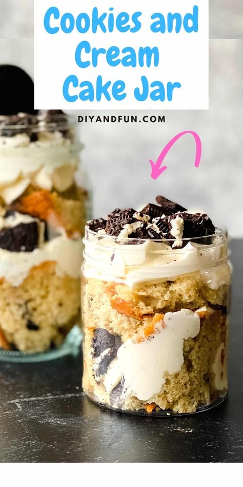 Cookies and Cream Cake in a Jar, simple dessert recipe made with cake and cookies and served in a jar. Sugar free option. Mason Jar Desserts Recipes, Mason Jar Cakes, Sugar Free Frosting, Mason Jar Recipe, Mason Jar Desserts, Vanilla Bean Cakes, Cookies And Cream Cake, Cake In A Jar, Crumble Cake