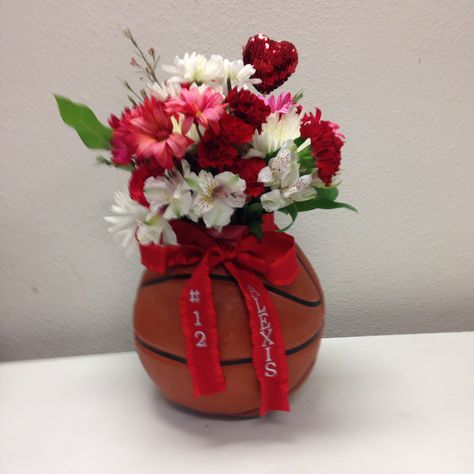 Flower shop : flower bouquet in basketball Basketball Flower Bouquet, Basketball Flower Arrangements, Basketball Bouquet, Athletic Banquet, Basketball Banquet, Sports Centerpieces, Basketball Ideas, Basketball Senior Night, Pink Basketball