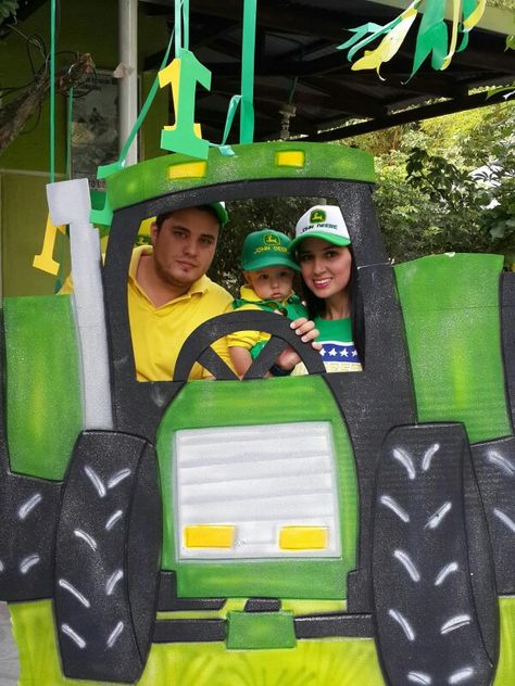 Paint Kids Table, John Deere Tractor Party, Photo Booth Picture Frames, John Deere Party, John Deere Birthday, Tractor Photos, Tractor Party, Piñata Ideas, Barn Parties