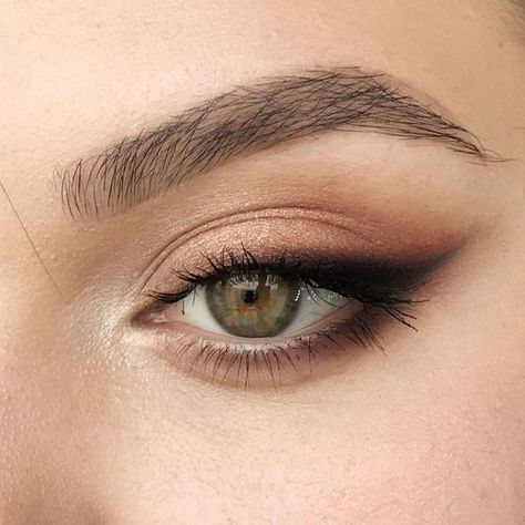 Soft Smokey Eye, Eye Makeup Styles, Applying Eye Makeup, Smink Inspiration, Makijaż Smokey Eye, Braut Make-up, Makeup Eye Looks, Makeup Hacks, Eyeliner Looks