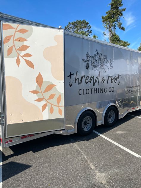 Enclosed Trailer Boutique Ideas, Boutique Trailer Mobile Shop, Trailer Boutique, Clothing Booth, Clothing Booth Display, Boutique Trailer, Boutique Tips, Trailer Business, Truck Branding