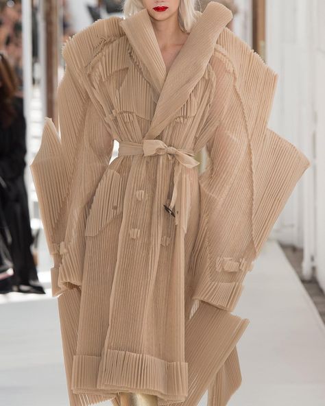 Margiela sculptural coat | Instagram Deconstruction Fashion, Deconstructivism, Sculptural Fashion, Some Body, Medical Professionals, Image Gallery, Very Well, Simple Way, Trench Coat