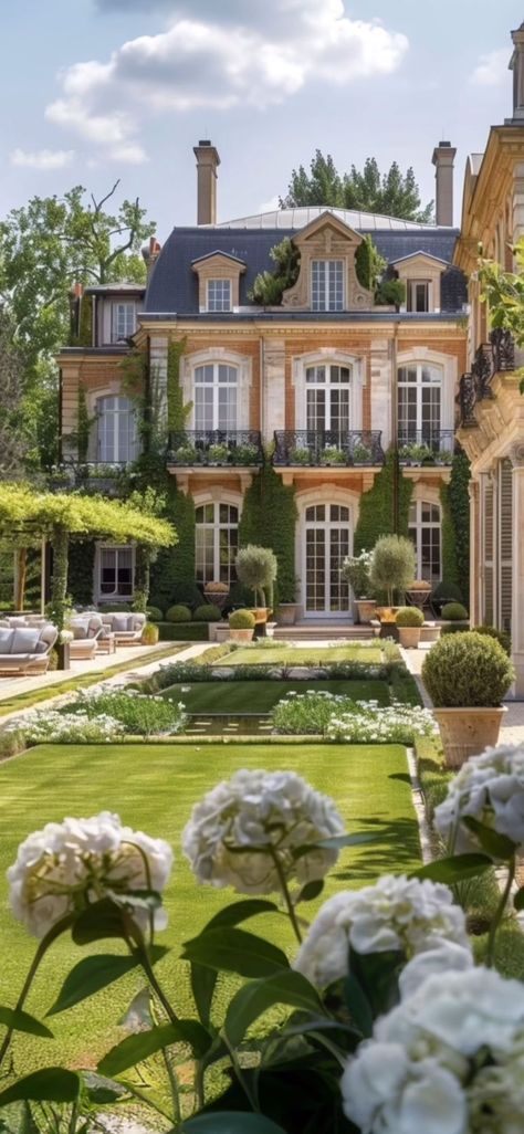 Chataue French House, French Manor House, Sky Window, Old Money House, Aesthetic House, Dream Life House, Gorgeous Houses, French Architecture, Dream House Rooms